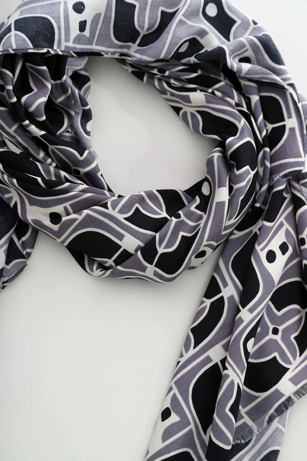 Linda Scarf Black